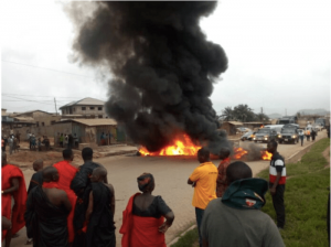 #Election2020 : Kwesimintim Residents Burn Tyres To Stop Voting Exercise